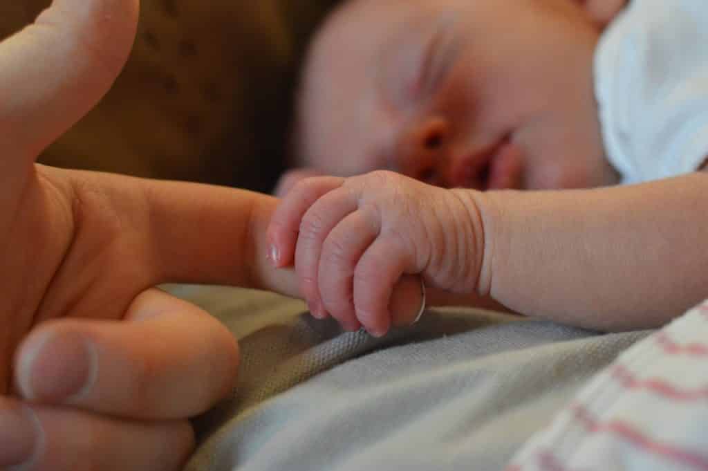 hvornår må baby sove på maven